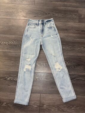 Women’s Hollister Light Wash Distressed 23R Mom Jeans